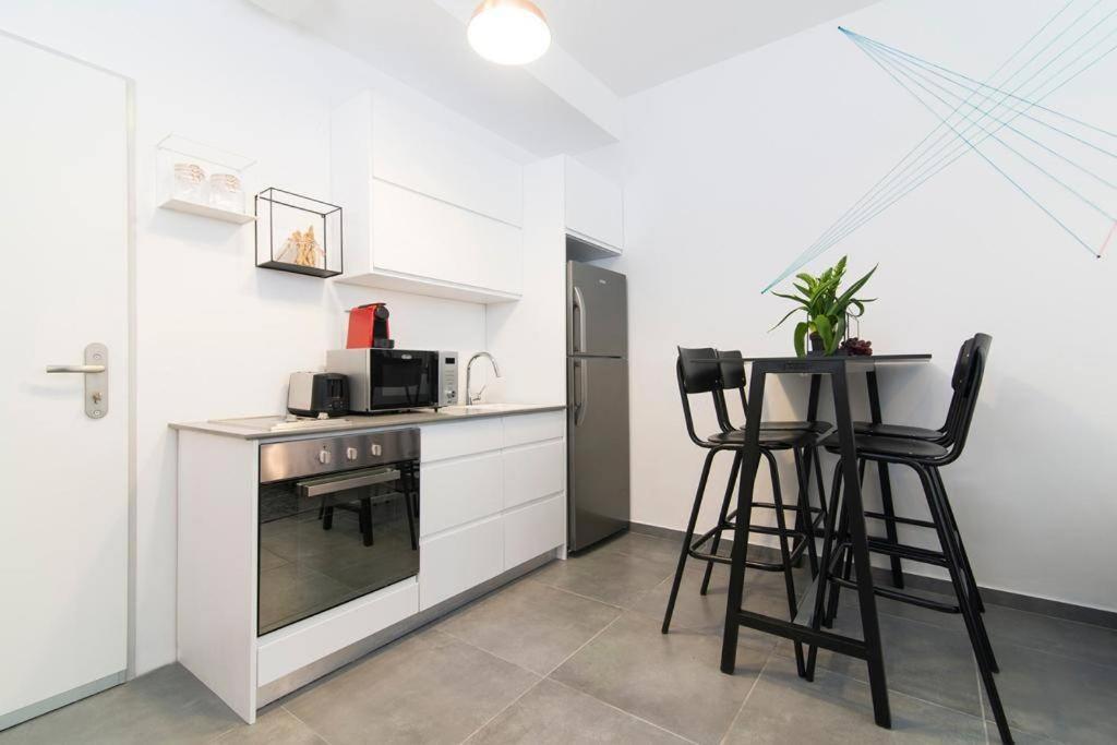 Allenby Beach Area Apartment